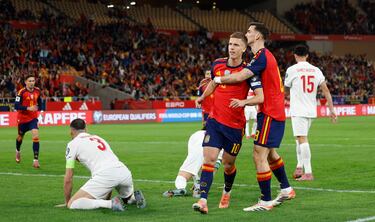 1-0. Dani Olmo celebra el tanto con Fabián Ruiz.