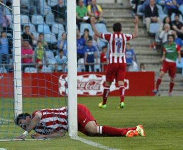 El delantero del Atlético de Madrid Diego Costa , se golpea la pierna con el poste tras marcar el segundo gol ante el Getafe