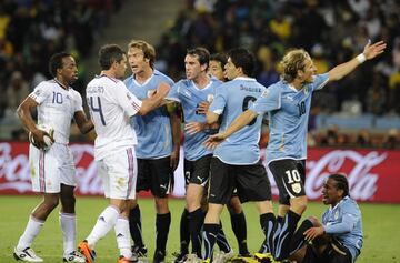 Diego Lugano (el tercer jugador empezando por la izquierda) se encara con Jeremy Toulalan. La famosa 'garra' uruguaya sólo se vio en esta acción y en dos fuertes entradas de Nico Lodeiro, que fue expulsado. El centrocampista charrúa apenas estuvo 17 minutos en el campo. Para la historia, el primer empate sin goles del campeonato.