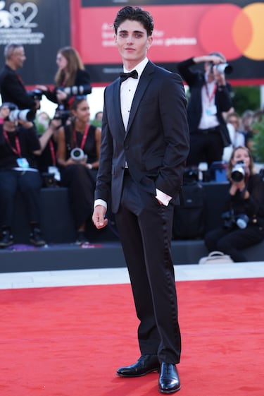 Andrea Arru asiste a la alfombra roja del Premio Kineo durante el 82º Festival Internacional de Cine de Venecia.



