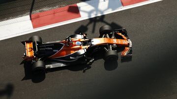 -FOTODELDIA- MEX151. CIUDAD DE MÉXICO (MÉXICO), 27/10/2017.- El piloto español Fernando Alonso, de la escudería McLaren, en acción hoy, viernes 27 de octubre de 2017, durante la segunda prueba de reconocimiento para el Gran Premio de México que se celebrara el próximo domingo en el Autódromo Hermanos Rodriguez en Ciudad de México (México). EFE/José Méndez