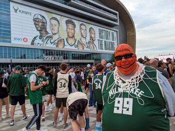 Mike McLain cuenta que se pasa casi dos horas y necesita la ayuda de dos personas para maquillarse. Curiosamente, ahora vive en Phoenix, la tierra de los Suns, pero en la final de la NBA anima a los Bucks de Milwaukee, su casa durante 17 años. La ciudad de Wisconsin vive con fervor su primera final de la NBA en 47 años.