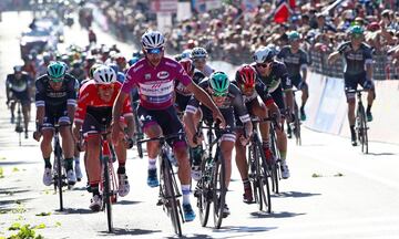 El ciclista del Quick Step Fernando Gaviria ganó la etapa 13 de la edición centenario del Giro de Italia y se convierte en el primer colombiano en ganar cuatro etapas en una vuelta grande.