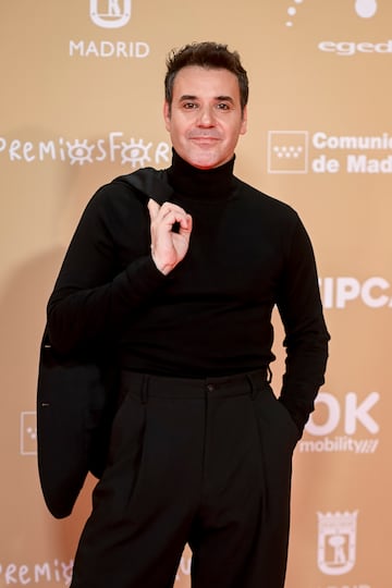 El actor y cantante Miquel Fernández posa en la alfombra roja de la 30 edición de los Premios José María Forqué.