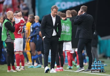El centrocampista dan¨¦s del Inter de Mil¨¢n se desplom¨® y qued¨® inconsciente tras un salto durante el encuentro de la Eurocopa ante Finlandia. Los servicios m¨¦dicos actuaron durante varios minutos antes de ser sacado en camilla para ser trasladado al hospital. En la foto, el seleccionador dan¨¦s Kasper Hjulmand.