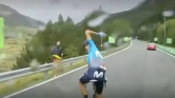 Marc Soler protesta despu&eacute;s de que el equipo le parase para tirar de Nairo Quintana en la etapa de Andorra en la Vuelta a Espa&ntilde;a 2019.