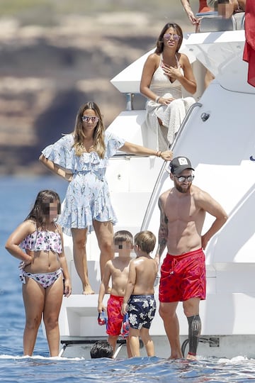 La familia Messi-Roccuzzo disfruta de unas idílicas vacaciones a bordo de un cómodo barco por las costas de las Islas Pitiusas.
