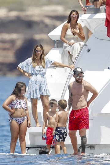 La familia Messi-Roccuzzo disfruta de unas id¨ªlicas vacaciones a bordo de un c¨®modo barco por las costas de las Islas Pitiusas.