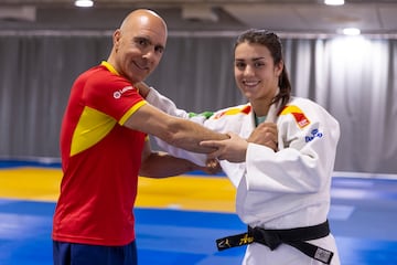 Ariane, con su padre y entrenador, José Toro. 
