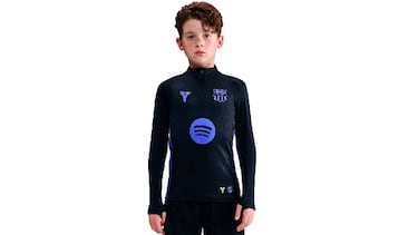 Regala fútbol: la camiseta del Real Madrid con un 20% de descuento lidera el desfile de rebajas de hasta el 60% en botas, sudaderas y zapatillas de Fútbol Emotion