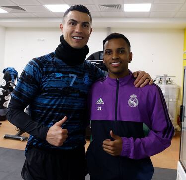 El delantero portugués, Cristiano Ronaldo, posa con el delantero brasileño, Rodrygo. 