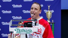 Joey Chestnut se prepara para defender su campeonato en 'concurso de hot dogs', tradición del 4 de julio en Estados Unidos, y lo hace inpirándose en Brady.