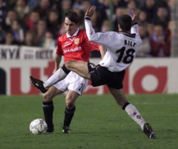 Gary Neville ante Kily González del Valencia durante el partido de Champions League del 21 de marzo del 2000.