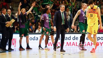 MÁLAGA, 27/12/2023.- Los jugadores de Unicaja celebran un triple ante Nikola Kalinic (d), del Barcelona, durante el partido de la Liga Endesa de baloncesto que Unicaja de Málaga y Barcelona han disputado este miércoles en el Palacio de Deportes José María Martín Carpena. EFE/Jorge Zapata
