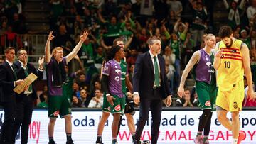 MÁLAGA, 27/12/2023.- Los jugadores de Unicaja celebran un triple ante Nikola Kalinic (d), del Barcelona, durante el partido de la Liga Endesa de baloncesto que Unicaja de Málaga y Barcelona han disputado este miércoles en el Palacio de Deportes José María Martín Carpena. EFE/Jorge Zapata
