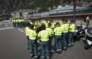 Miembros de la Guardia Civil se preparan antes del comienzo de la undécima etapa.