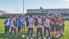 La selección Sub-19 hace corro antes de entrenar en Almendralejo.