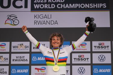 La española Paula Ostiz Taco celebra en el podio su victoria en la prueba júnior femenina de ciclismo en ruta, durante el Campeonato Mundial de Ciclismo de Ruta en Kigali, Ruanda.