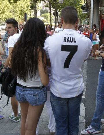 Rueda de prensa de Raúl en el estadio Santiago Bernabeu. Aficionados en los alrededores del campo.