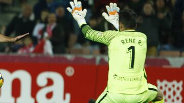 Rene, portero del Almería, durante un partido.