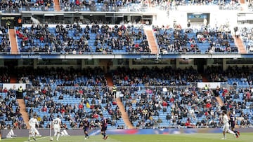 El Bernab&eacute;u medio vac&iacute;o.