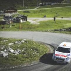 “Cohete” Suárez acaricia el título tras su victoria en Francia