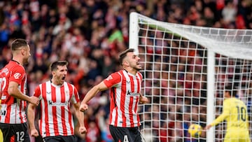BILBAO (PAÍS VASCO), 08/12/2024.- El defensa del Athletic Club de Bilbao Aitor Paredes (d) celebra tras marcar el primer gol del equipo bilbaíno este domingo, durante el partido de la jornada 16 de LaLiga EA Sports, en el estadio de San Mamés, en Bilbao. EFE/ Javier Zorrilla