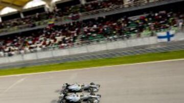 A LA PAR. Hamilton y Rosberg durante el GP de Malaisia.