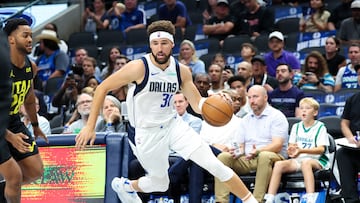 Dallas Mavericks guard Klay Thompson (31) dribbles during the first half against the Utah Jazz at American Airlines Center.