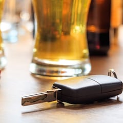 Un hombre da positivo en alcohol, llama a su padre para que lo recoja en comisaría y resulta que también está borracho