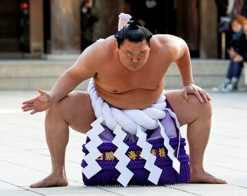 Yokozuna Hakuho Sho ha decidido retirase a los 36 años tras una lesión de rodilla. En esta imagen, el gran campeón de sumo, de origen mongol, realiza un ritual de purificación en el Santuario Meiji-Jingu de Tokio. El término Yokozuna hace referencia al más alto rango en la lucha de sumo. Hakuho ha ganado 45 torneos durante su carrera, un récord histórico en el deporte japonés.

