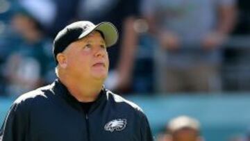 El (por hora) entrenador de los Philadelphia Eagles, Chip Kelly, mira a los cielos tras la derrota ante los Dallas Cowboys.
