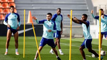 Savic, Correa, Kondogbia, Lemar y Carrasco en una sesión del Atlético en el Cerro. Partido de revanchas en San Mamés.