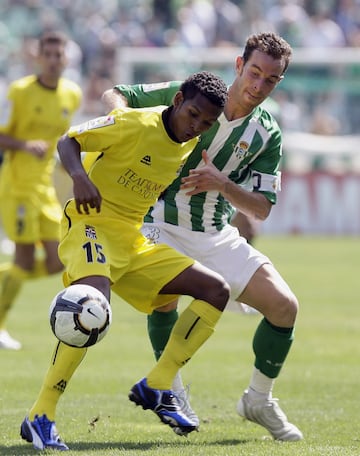 Por supuesto, el racismo no sólo se ha dado en la máxima categoría. En 2009, en un Betis – Cartagena de Segunda división, el árbitro Pino Zamorano recogió en su acta que se escucharon insultos racistas en el entonces Ruiz de Lopera hacia el jugador panameño Alberto Quintero. "En el minuto 78 detuve el partido para que se activase el protocolo antirracista, por insultos al jugador número 15" del equipo visitante, el panameño Alberto Quintero Medina, futbolista de raza negra fue recibido con gruñidos simiescos por parte de un sector de la afición”.