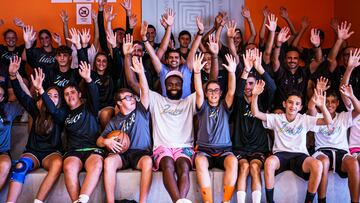 Jaylen Brown, junto a varios niños y niñas del proyecto.
