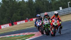 Álvaro Bautista, Jonathan Rea y Toprak Razgatlioglu en la segunda carrera en el circuito de Most.