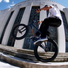 Locura a dos ruedas por las calles de Detroit con el team Cinema BMX