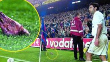 <b>MUY MALA IMAGEN. </b>La cabeza del cochinillo, el mecherazo a Roberto Carlos y un gallo negro son una muestra de las peores imágenes en el césped del Camp Nou.