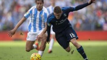 Kovacic pugna por un balón.
