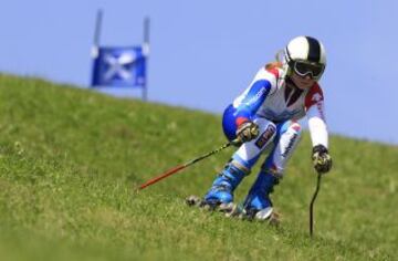 Andrea Kaufmann compite en la carrera de slalom gigante de la Super Combinada como parte de la Copa del Mundo de Esquí FIS Grass celebrado en las montañas de Kaprun.