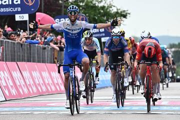 El ciclista australiano Michael Matthews del equipo Team Jayco Alula cruza la línea de meta para ganar la tercera etapa de la carrera ciclista Giro d'Italia 2023 de 213 km de Vasto a Melfi.