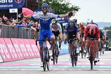 El ciclista australiano Michael Matthews del equipo Team Jayco Alula cruza la línea de meta para ganar la tercera etapa de la carrera ciclista Giro d'Italia 2023 de 213 km de Vasto a Melfi.
