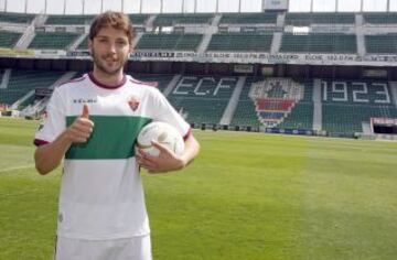 Ilie Sánchez posa como nuevo jugador del Elche.