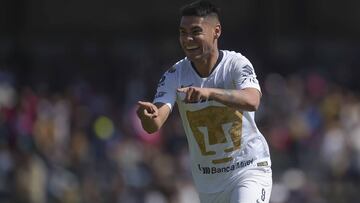 Felipe Mora jugando con Pumas en el Clausura 2019.