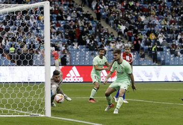 1-0. Unai Simón anota en propia puerta el primer gol de los colchoneros tras un remate de cabeza de João Félix.