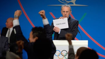 Jacques Rogge, entonces presidente del COI muestra el nombre de Tokio como ciudad elegida para albergar los Juegos Ol&iacute;mpicos de 2020.