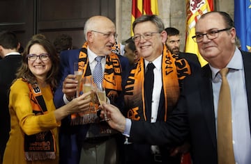 El presidente de la Generalitat, Ximo Puig, y la vicepresidenta, Mónica Oltra brindan con el máximo accionista del Valencia Basket, Juan Roig, y el presidente, Vicente Solá.