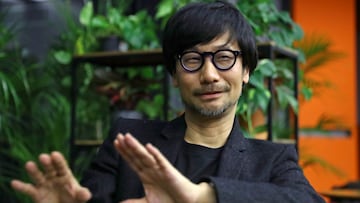 Kojima explicando algo