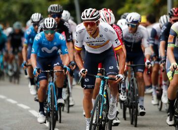 Omar Fraile, corredor español, junto a sus compañeros durante la etapa.