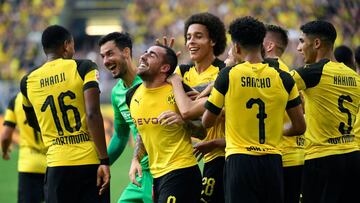 Dortmund's players celebrate their victory over Augsburg during the German first division Bundesliga football match Borussia Dortmund vs FC Augsburg in Dortmund, western Germany, on October 6, 2018. (Photo by INA FASSBENDER / AFP) / RESTRICTIONS: DFL